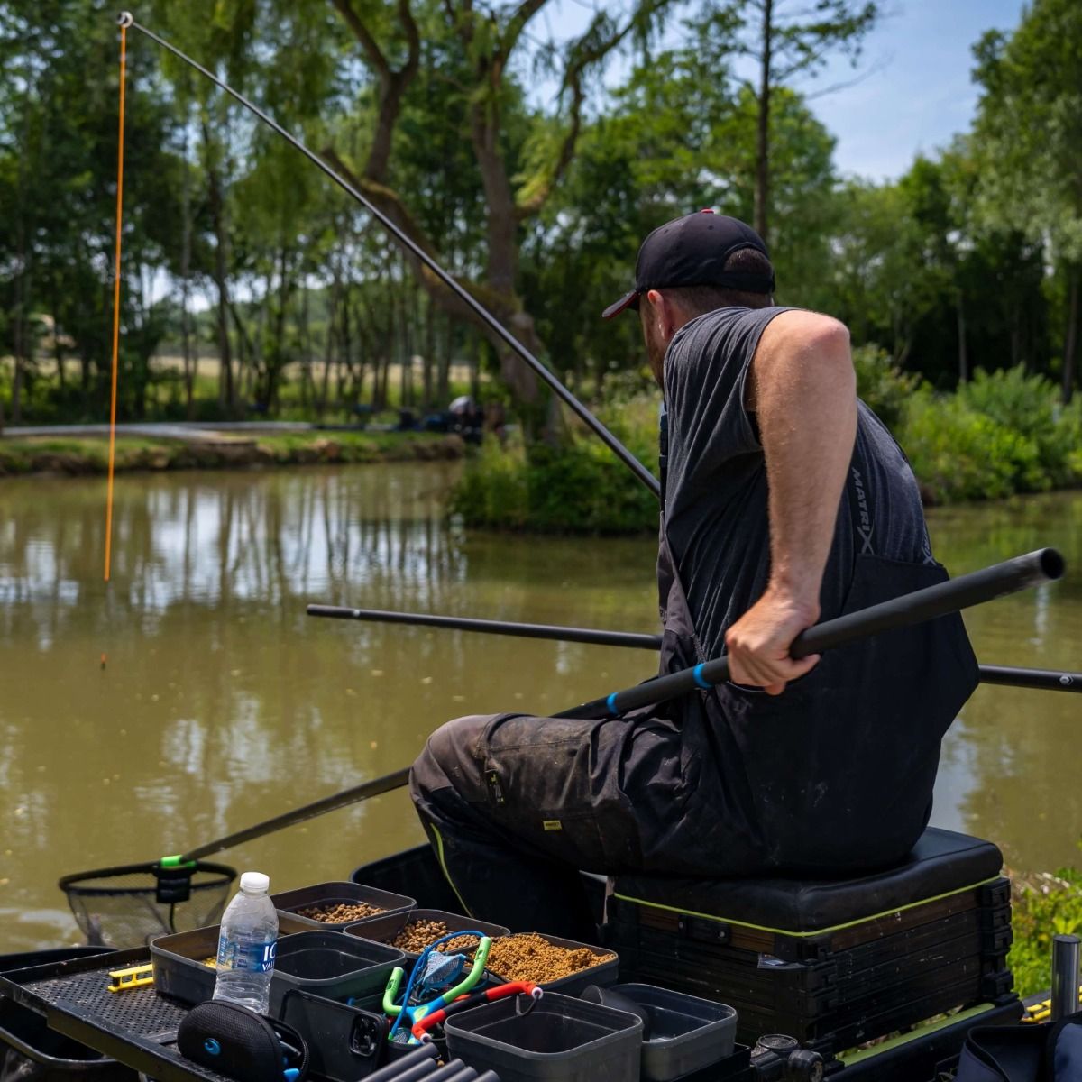 Peche en lacs avec du materiel de peche, canne, moulinets, appats, paniers siege, rod pod. Peche en lacs avec du materiel de peche, canne, moulinets, appats, paniers siege, rod pod.