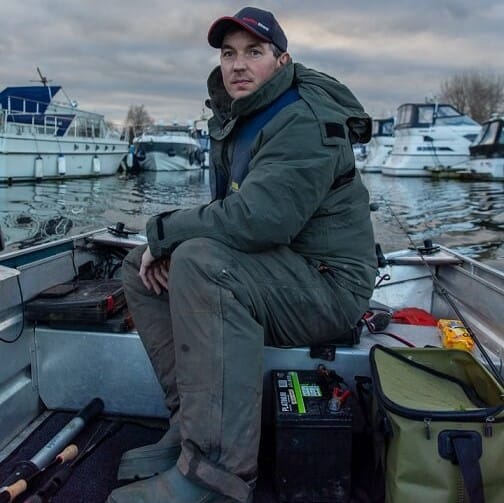 Phil Spinks dans une tenue de p&ecirc;che pour un protection