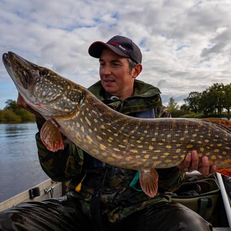 Capture de Gros Brochet avec Phil Spinks en bateau