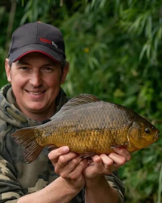 Phil Spinks avec une Carpe Phil Spinks avec une Carpe