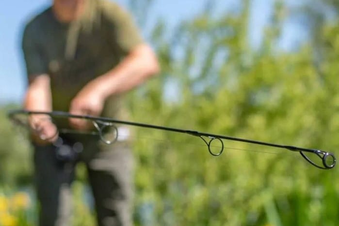 Canne &agrave; P&ecirc;che en action au bord d'un Lac 