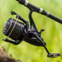 Shimano Baitrunner XT-B LC Freilaufrolle, abgewinkelte Ansicht