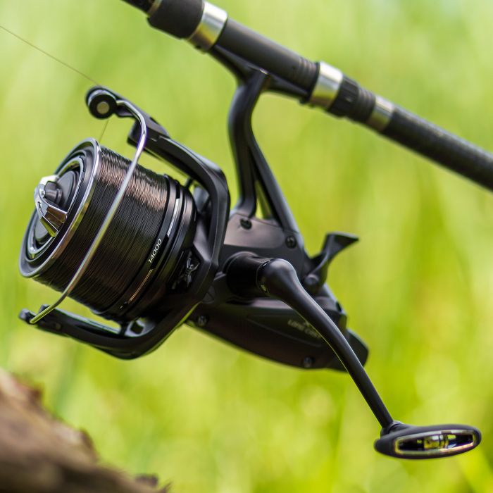 Shimano Baitrunner XT-B LC Freilaufrolle, abgewinkelte Ansicht
