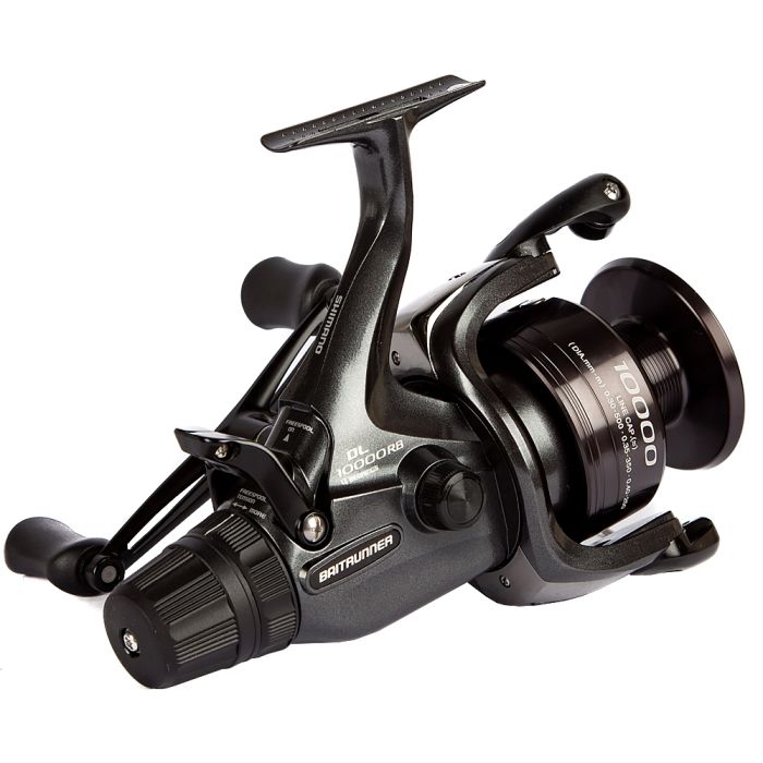 Shimano Baitrunner DL 10000 RB  Freilaufrolle, 
abgewinkelte Ansicht